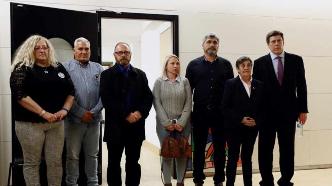 Juan Carlos Quer (d), Blanca Estrella Ruiz (2d), presidenta de la Asociación Clara Campoamor, Juan José Cortés (3d), Jessica Sánchez (c), en representación de la familia de Yéremi Vargas, Antonio del Castillo (3i), los padre de Sandra Palo, María del Mar Bermúdez (i) y Francisco Palo (2i)