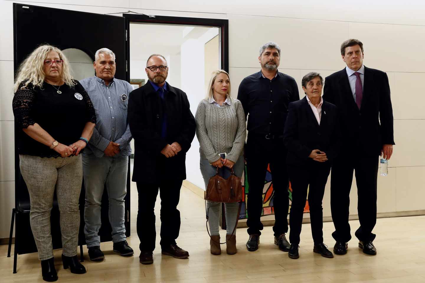 Juan Carlos Quer (d), Blanca Estrella Ruiz (2d), presidenta de la Asociación Clara Campoamor, Juan José Cortés (3d), Jessica Sánchez (c), en representación de la familia de Yéremi Vargas, Antonio del Castillo (3i), los padre de Sandra Palo, María del Mar Bermúdez (i) y Francisco Palo (2i)