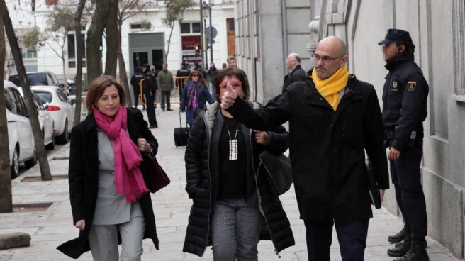 La expresidenta del Parlament Carme Forcadell (izda), y los ex consellers Raúl Romeva y Dolors Bassa.