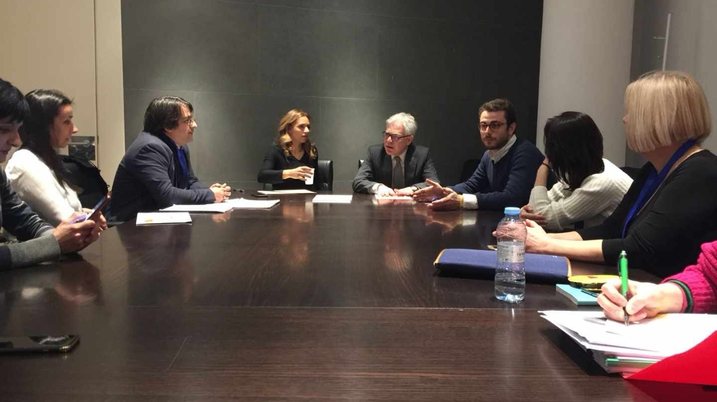 Susana Sumelzo y Jesús María Fernández (PSOE) con afectados de la clínica iDental y el representante de Osoigo en el Congreso.