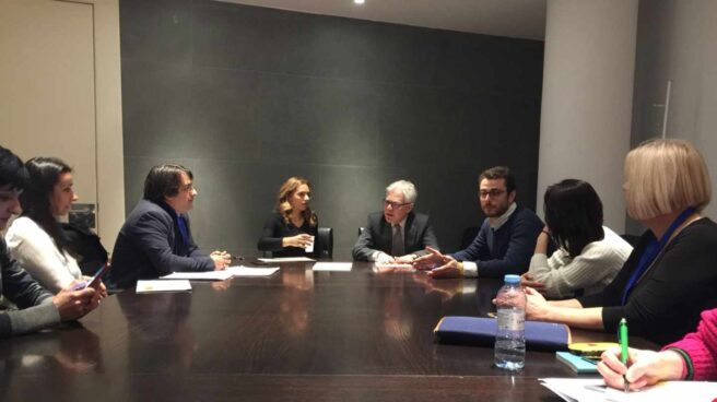 Susana Sumelzo y Jesús María Fernández (PSOE) con afectados de la clínica iDental y el representante de Osoigo en el Congreso.