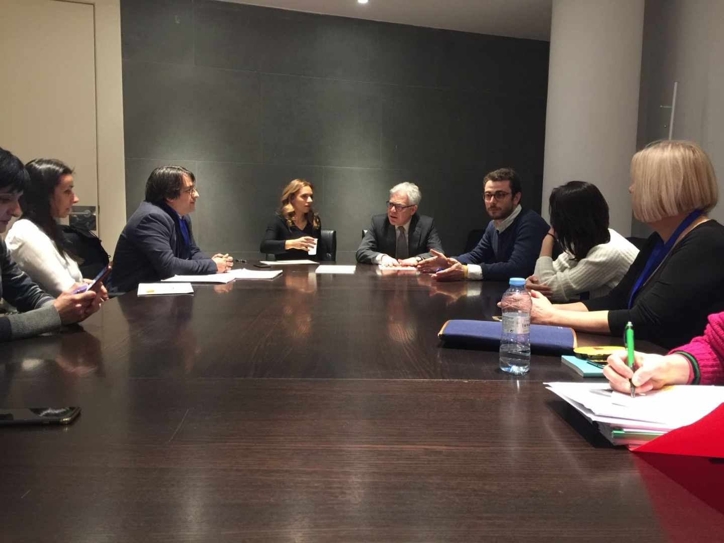 Susana Sumelzo y Jesús María Fernández (PSOE) con afectados de la clínica iDental y el representante de Osoigo en el Congreso.