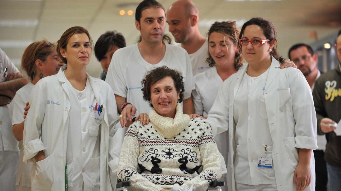 La enfermera Teresa Romero, la primera persona contagiada por ébola en España, con sus compañeros de la UAAN. A la derecha Vanesa Sánchez