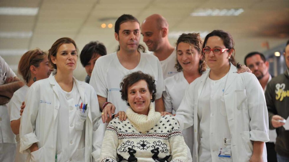 La enfermera Teresa Romero, la primera persona contagiada por ébola en España, con sus compañeros de la UAAN. A la derecha Vanesa Sánchez