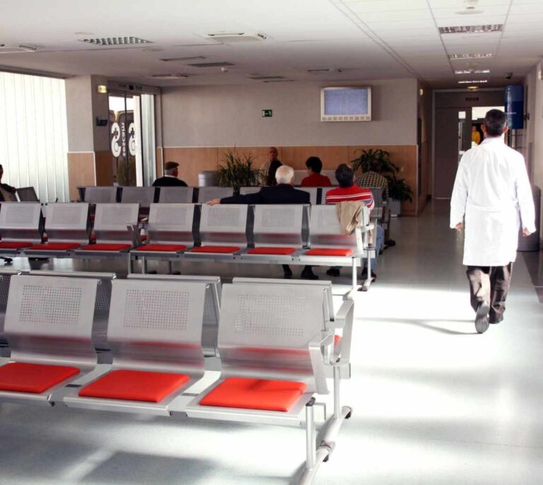 Amenazas, insultos y lesiones: radiografía de un año con récord de agresiones a médicos