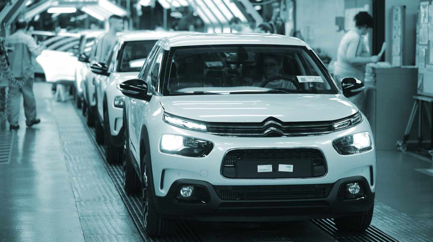 Operarios en la fábrica de Citroën en Madrid.
