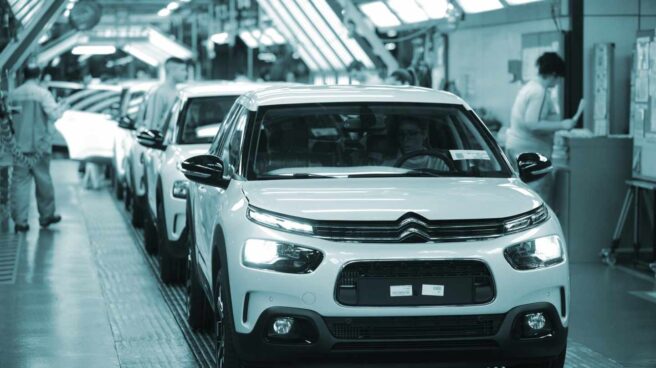 Operarios en la fábrica de Citroën en Madrid.