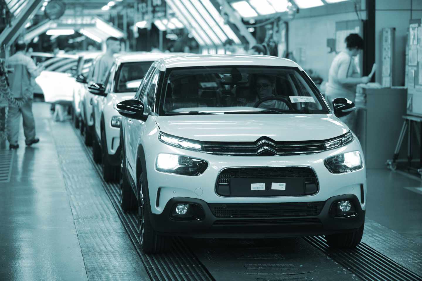 Operarios en la fábrica de Citroën en Madrid.