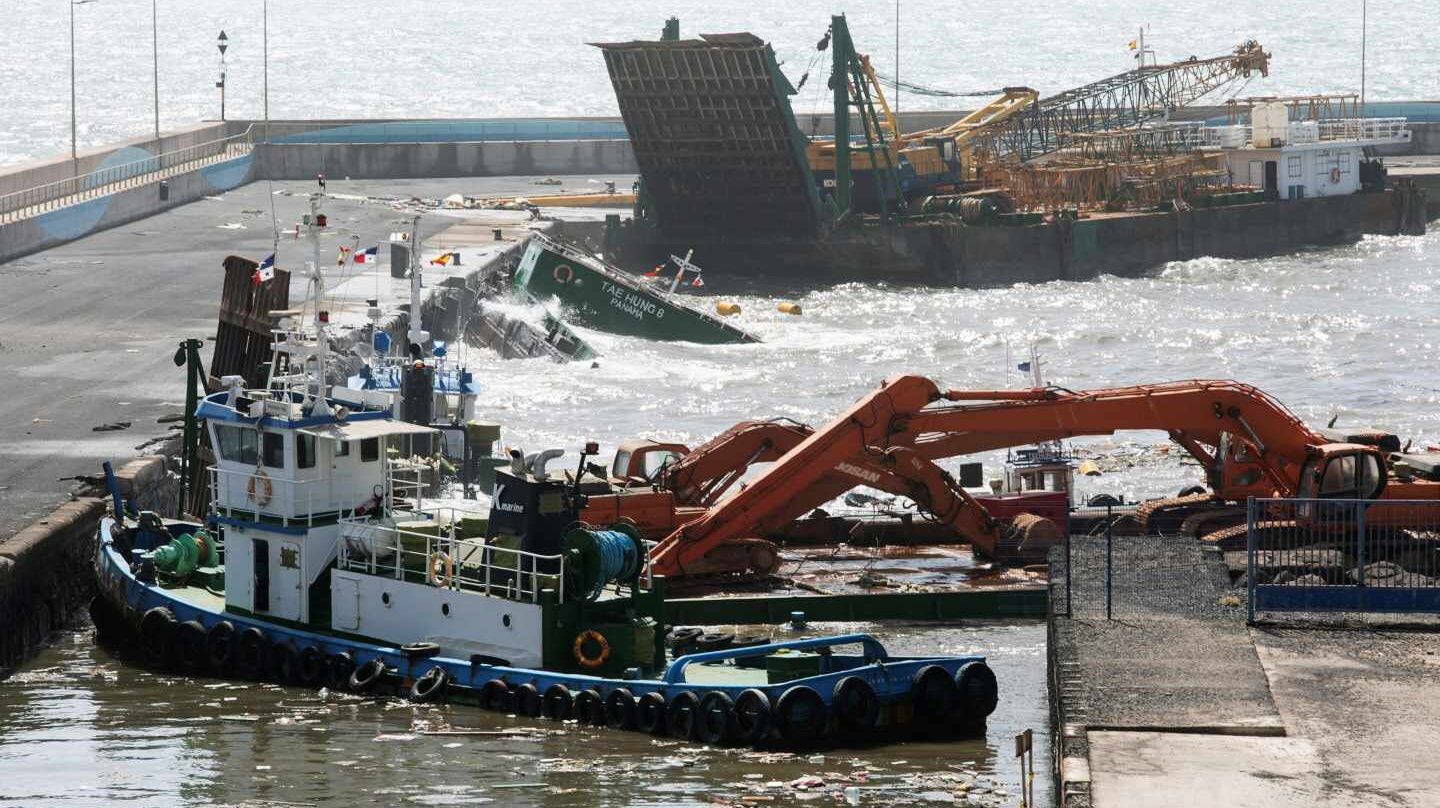 El viento y el fuerte oleaje provocados por la borrasca Emma han hundido ya tres de las nueve gabarras que se encontraban amarradas en los muelles de Gran Tarajal (Fuerteventura)