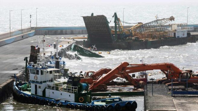 gabarras fuertventura El viento y el fuerte oleaje provocados por la borrasca Emma han hundido ya tres de las nueve gabarras que se encontraban amarradas en los muelles de Gran Tarajal (Fuerteventura)
