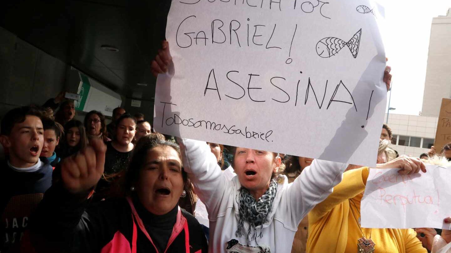 Un centenar de personas grita pidiendo justicia al paso del furgón policial que traslada a Ana Julia Quezada hasta la Ciudad de la Justicia de Almería.