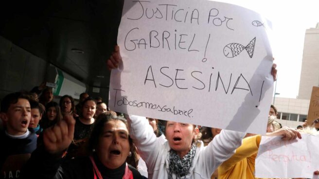 Un centenar de personas grita pidiendo justicia al paso del furgón policial que traslada a Ana Julia Quezada hasta la Ciudad de la Justicia de Almería.