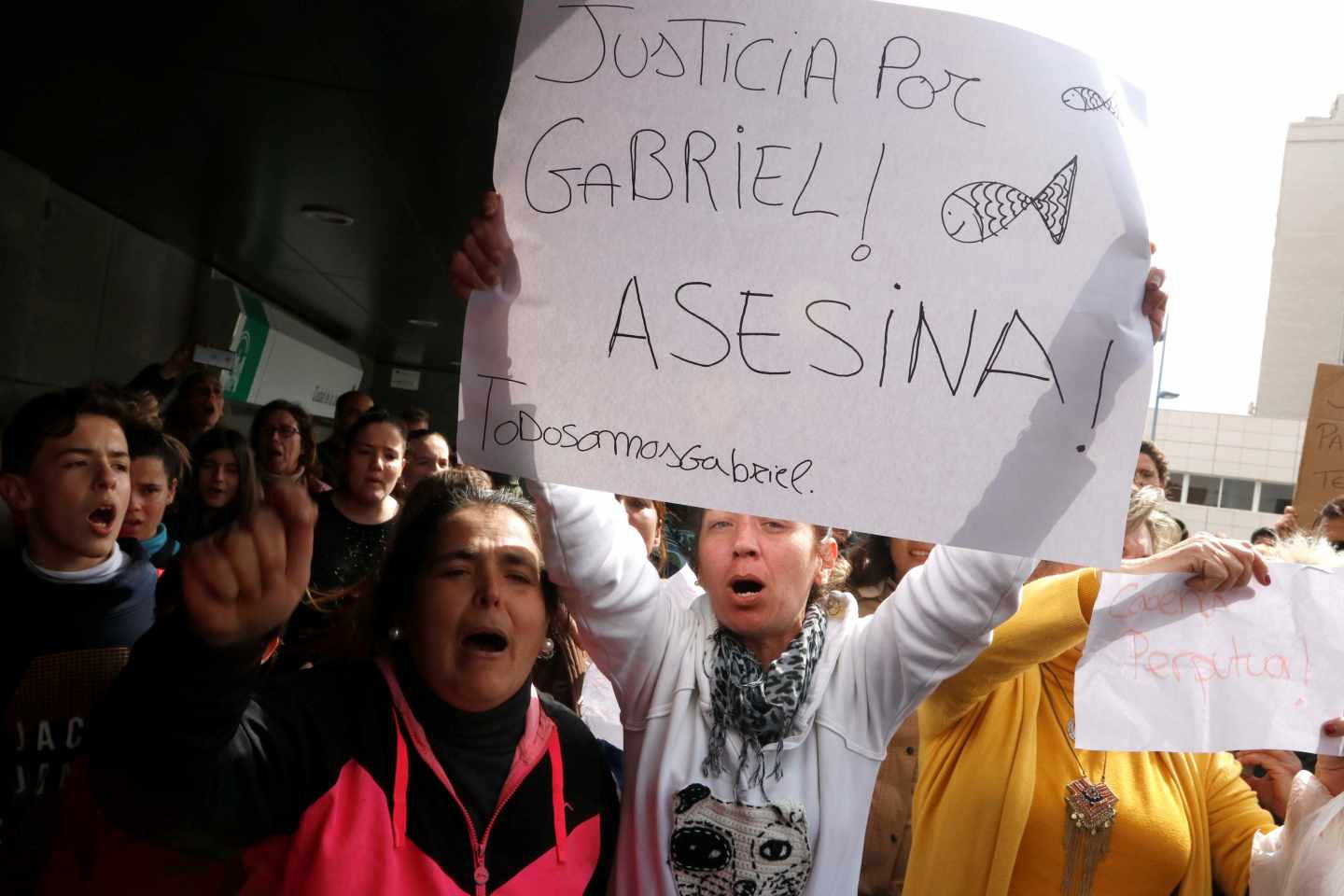 Un centenar de personas grita pidiendo justicia al paso del furgón policial que traslada a Ana Julia Quezada hasta la Ciudad de la Justicia de Almería.