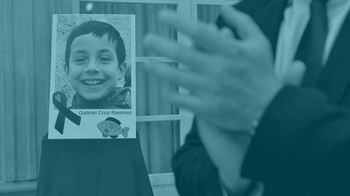 Retrato del niño Gabriel Cruz colocado en el patio de la diputacion de Almería.