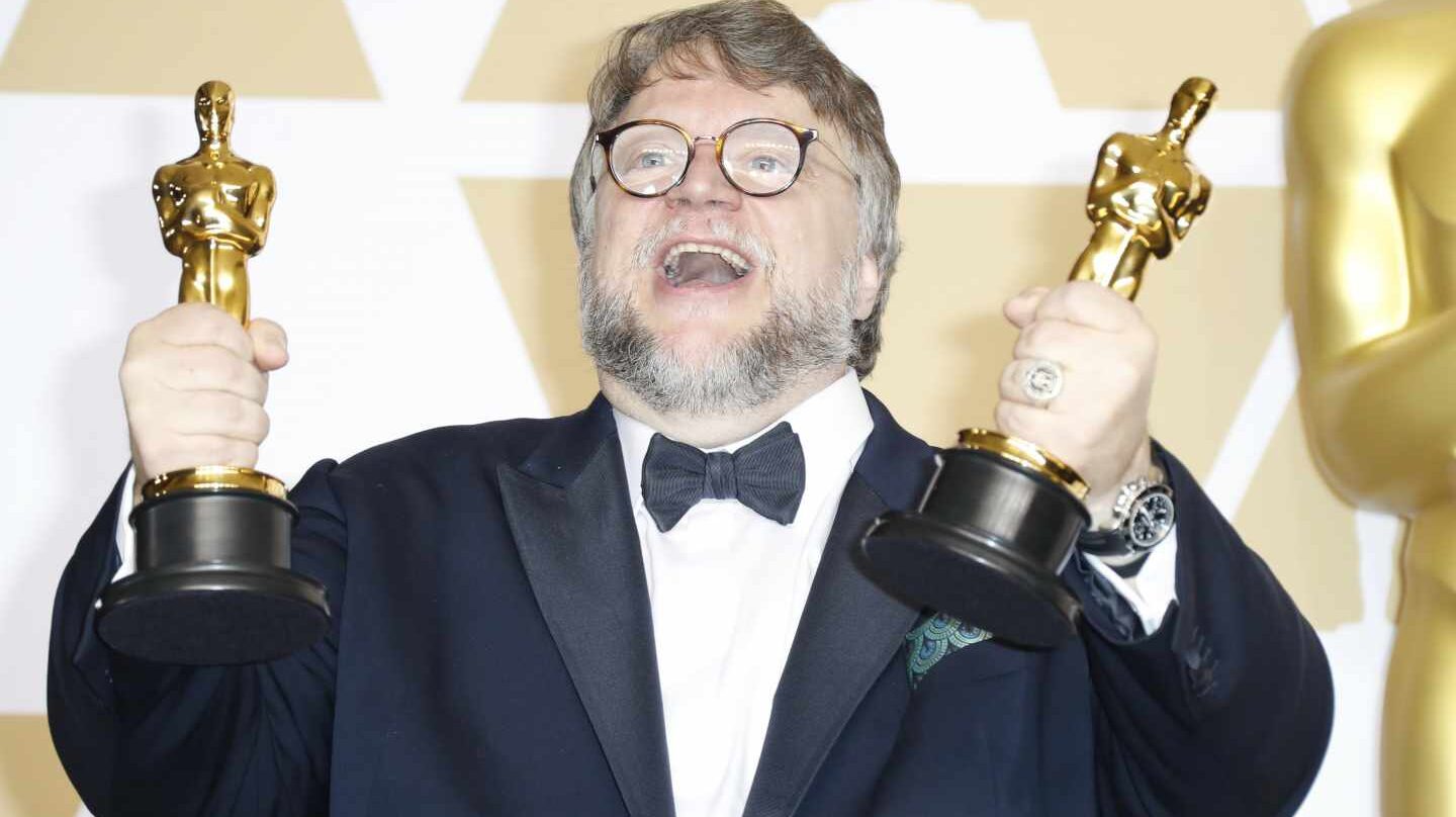 Guillermo del Toro con dos de los cuatro Oscar que se llevó 'La forma del agua'