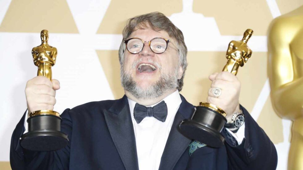 Guillermo del Toro con dos de los cuatro Oscar que se llevó 'La forma del agua'