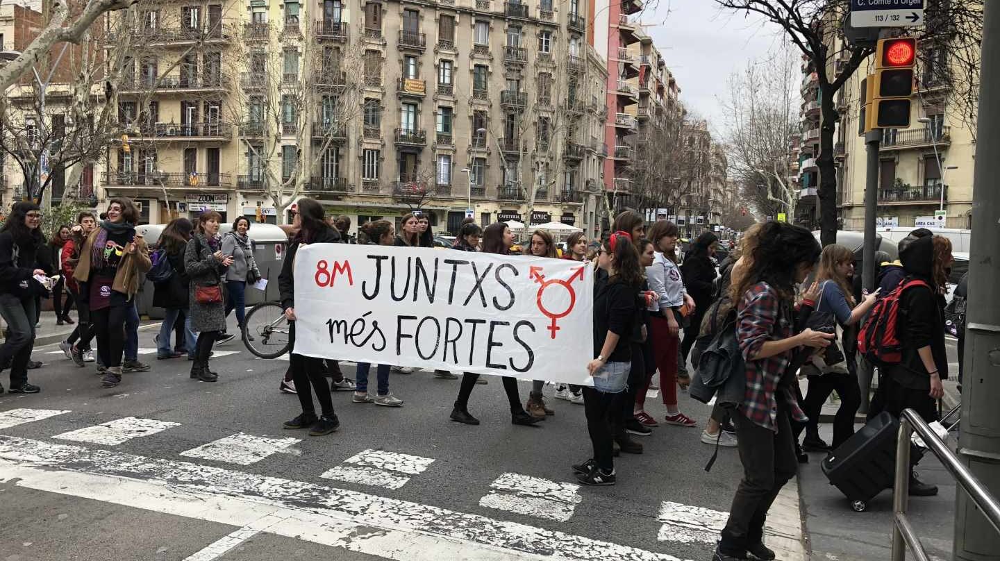 Manifestantes feministas en el centro de Barcelona.