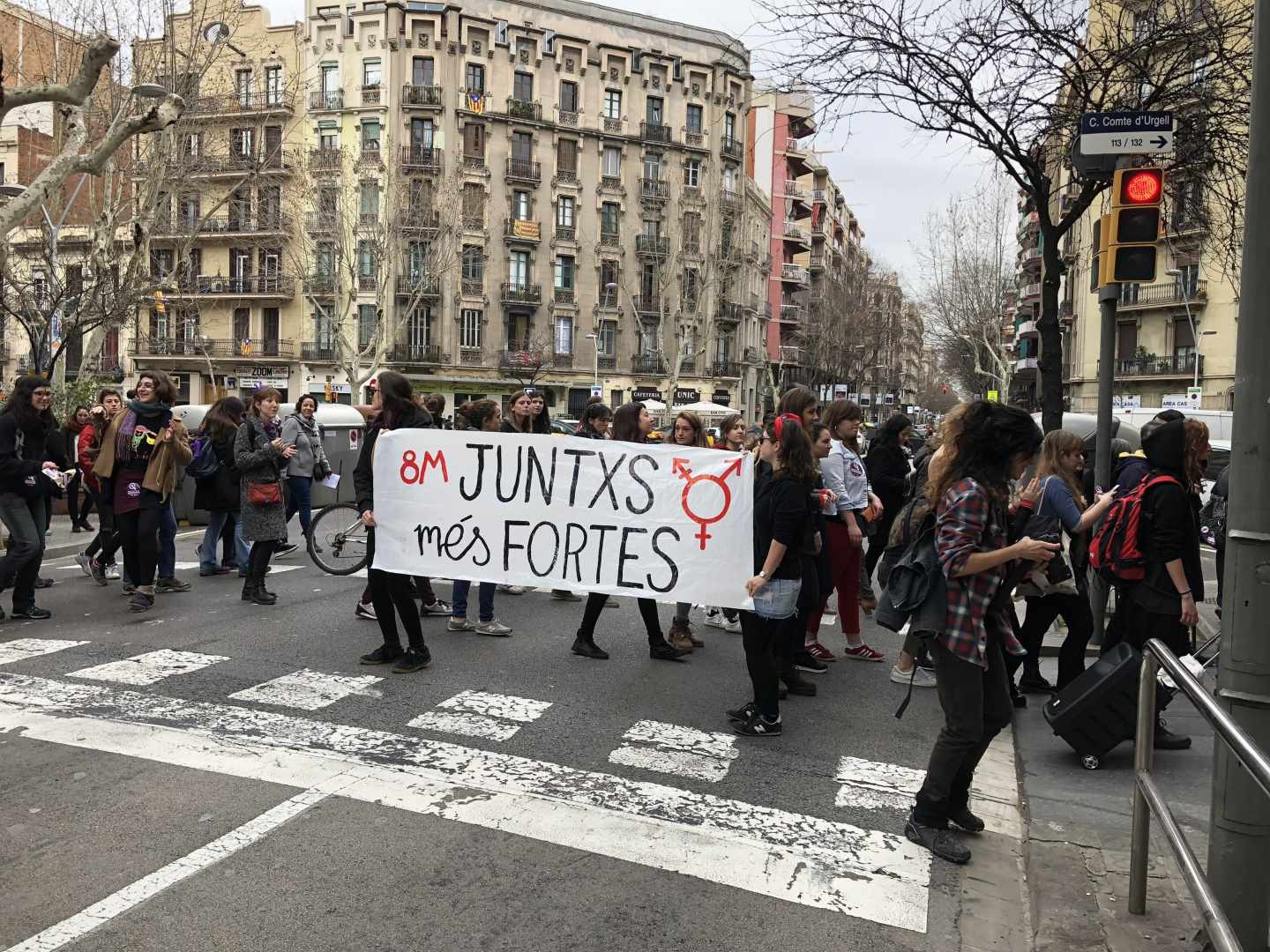 Manifestantes feministas en el centro de Barcelona.