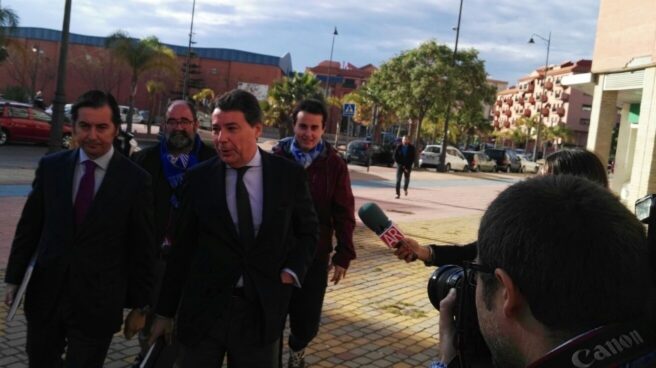 El ex presidente de la Comunidad de Madrid Ignacio González, dirigiéndose a los juzgados de Estepona (Málaga) en abril de 2016.