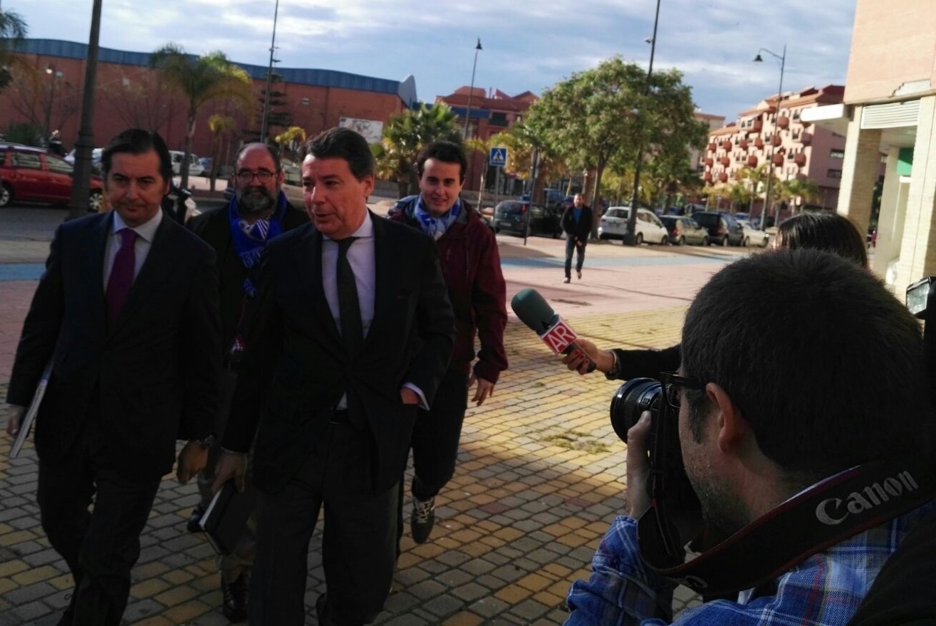 El ex presidente de la Comunidad de Madrid Ignacio González, dirigiéndose a los juzgados de Estepona (Málaga) en abril de 2016.