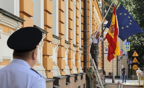 Un policía ruso monta guardia frente a la embajada española en Moscú.