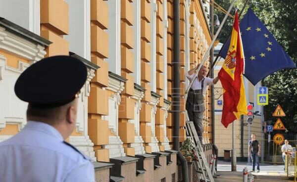 imagen archivo rusio Un policía ruso monta guardia frente a la embajada española en Moscú.