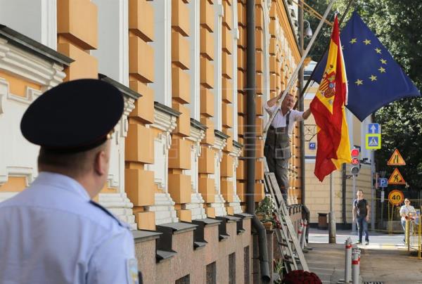 Un policía ruso monta guardia frente a la embajada española en Moscú.