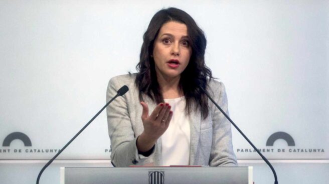 Inés Arrimadas, durante una rueda de prensa en el Parlament de Cataluña.