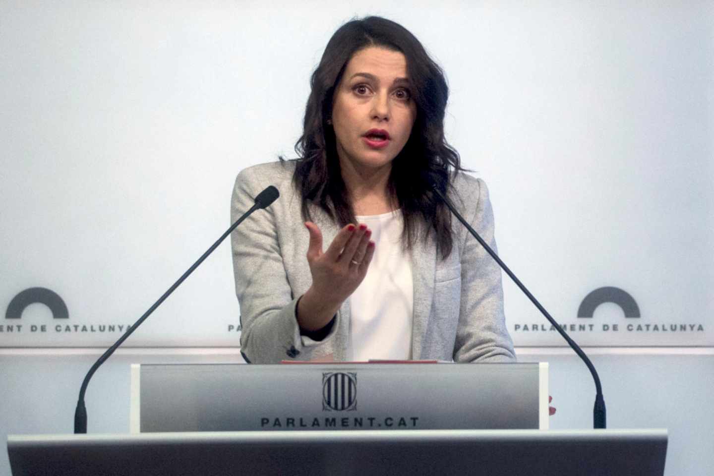 Inés Arrimadas, durante una rueda de prensa en el Parlament de Cataluña.