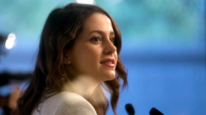 ines_arrimadas_rueda_prensa La líder de Ciudadanos en Cataluña, Inés Arrimadas, durante una rueda de prensa en el Parlament.