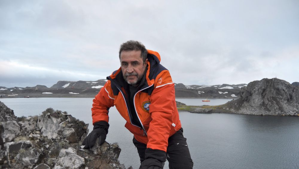 El capitán de fragata Javier Montojo, en una de las misiones oceanográficas.