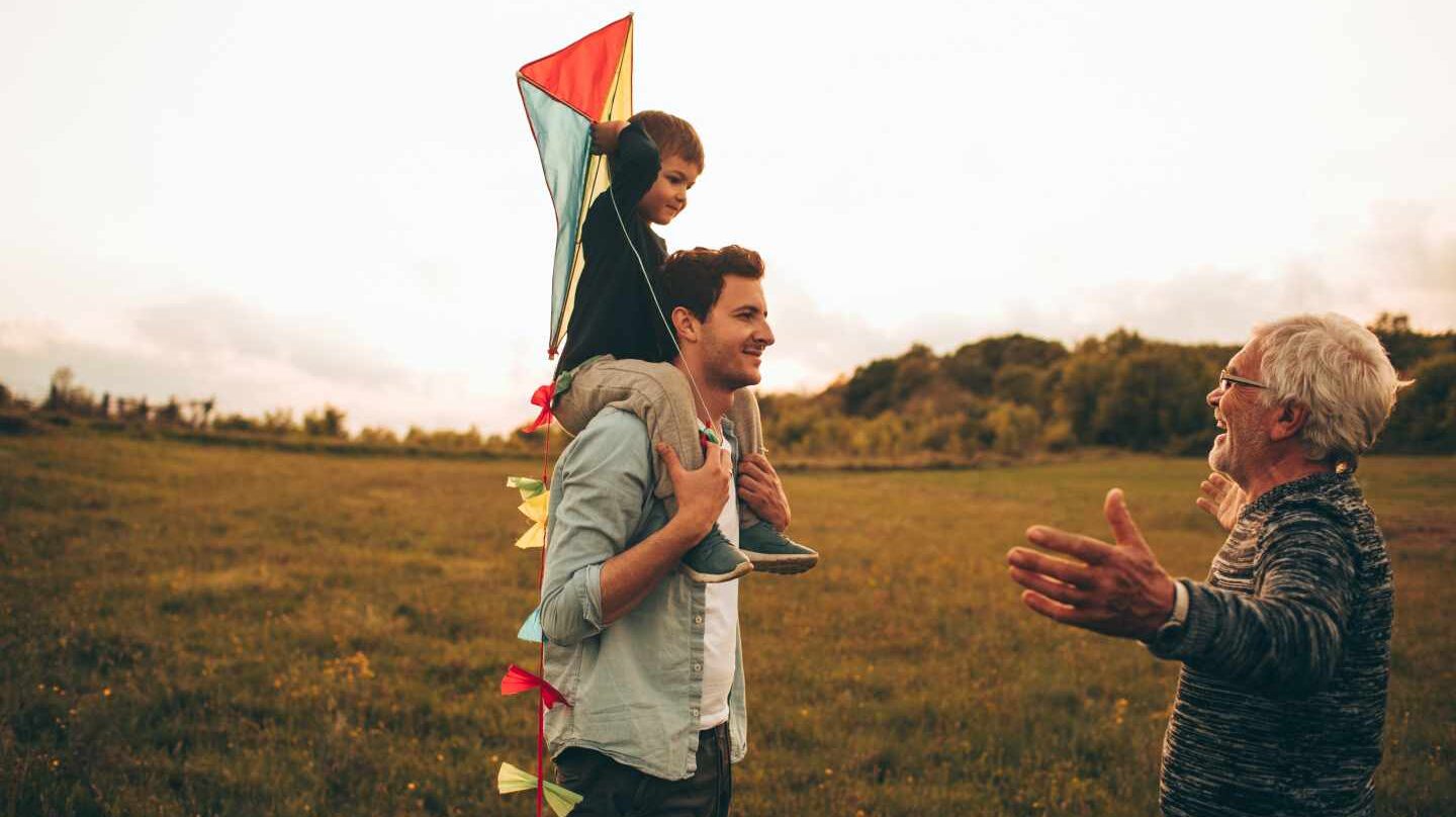 Un jubilado junto a su hijo y su nieto.