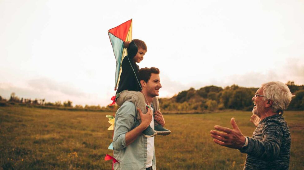 Un jubilado junto a su hijo y su nieto.