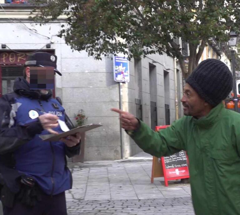 Así despierta Lavapiés: destrozos y tensión racial