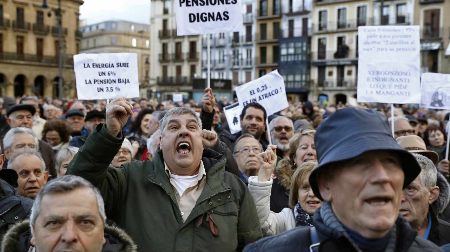 Manifestantes congregados en Pamplona por unas pensiones dignas.