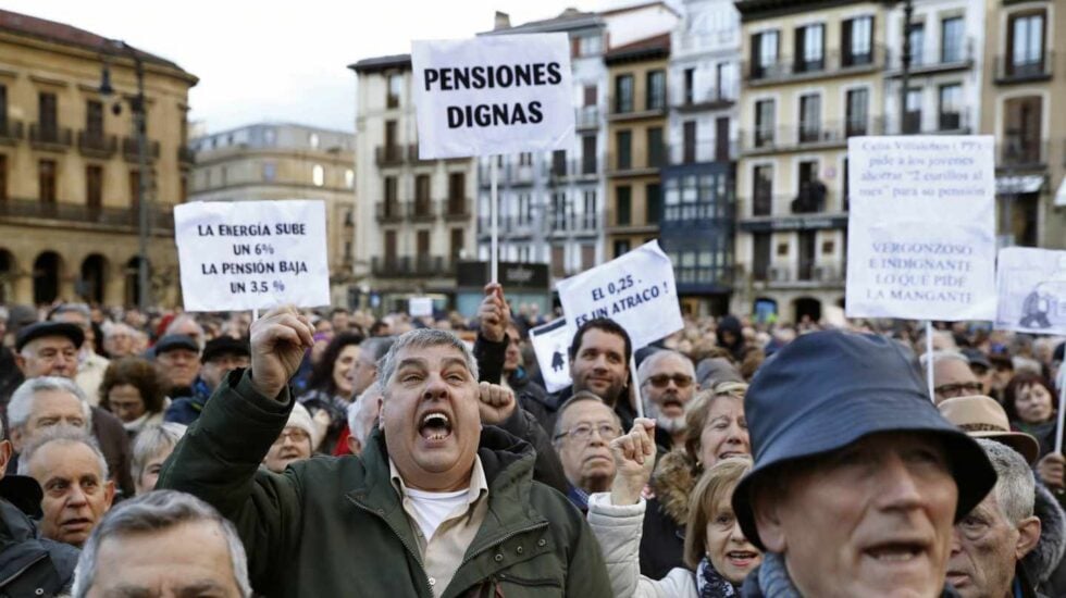 Manifestantes congregados en Pamplona por unas pensiones dignas.