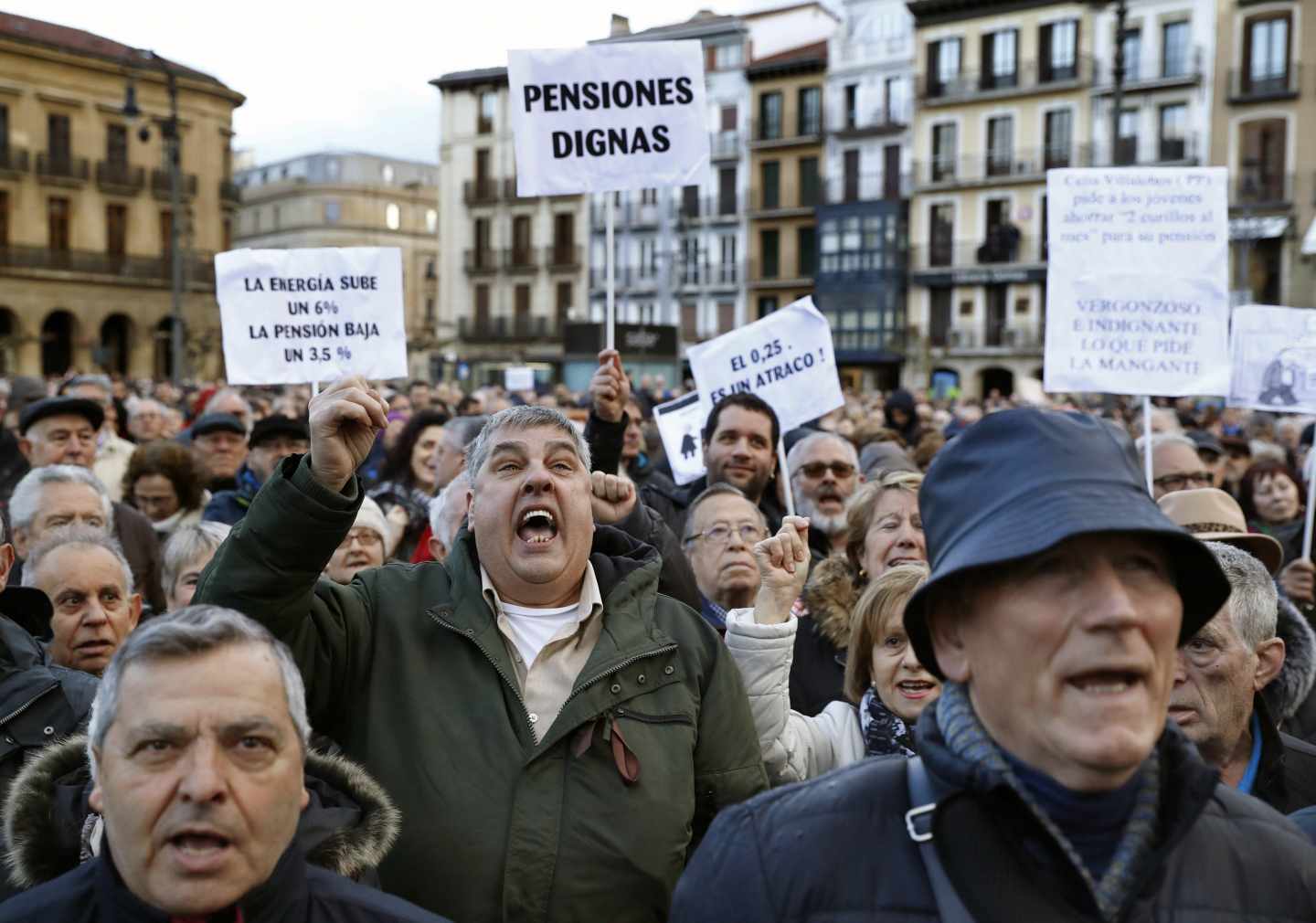 Manifestantes congregados en Pamplona por unas pensiones dignas.