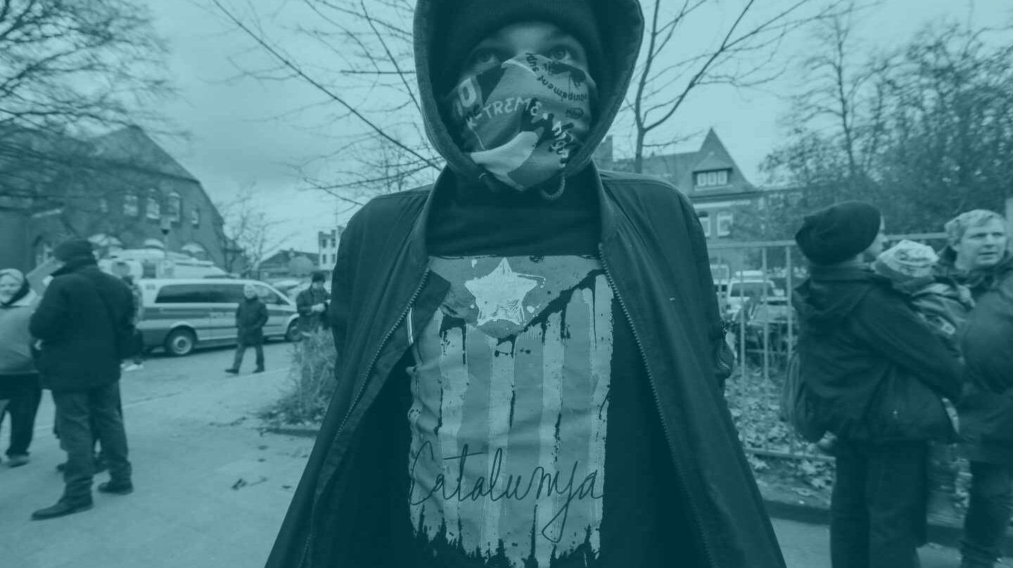 Un joven lleva una camiseta con una bandera estelada para protestar por el encarcelamiento de Puigdemont.