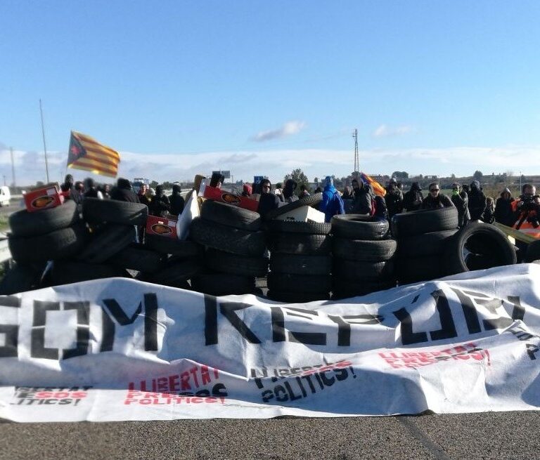 Los Comités de Defensa de la República cortan la A-2 en Alcarràs (Lleida)