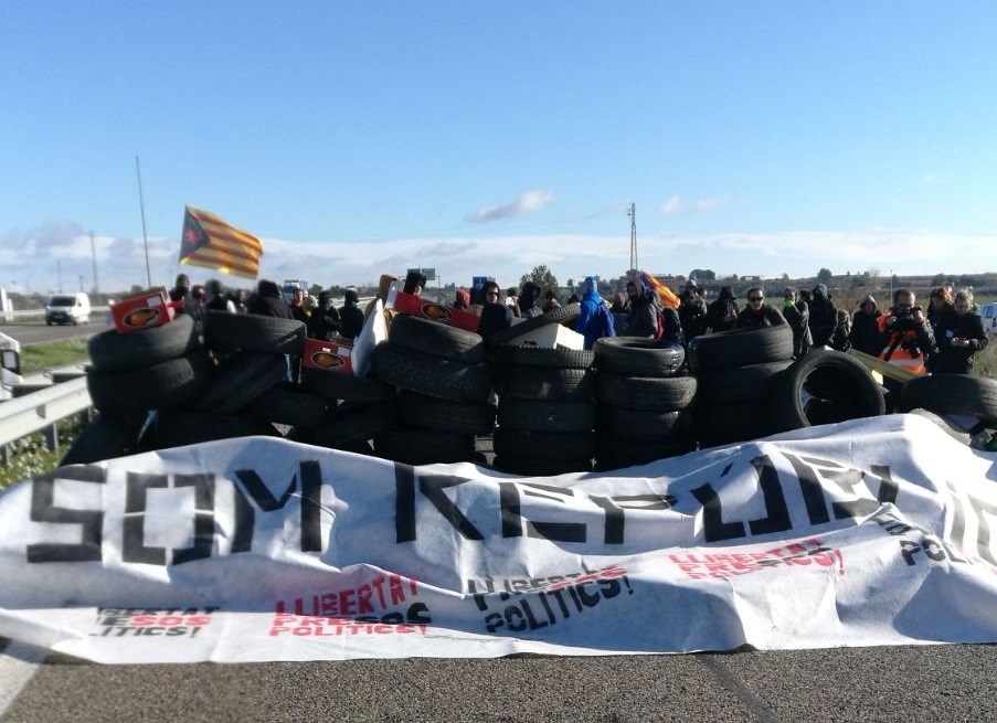 Manifestantes convocados por los CDR cortan la autovía A-2 en Cataluña en protesta por la detención de Puigdemont.