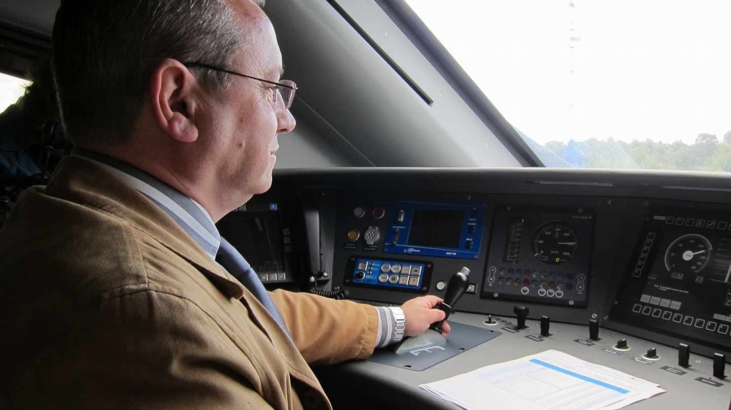 Maquinista Jefe de tren de un Avant 114 de Renfe, fotografiado en 2011.