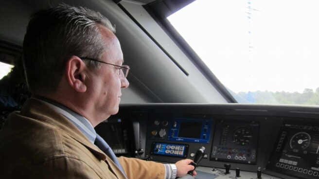 Maquinista Jefe de tren de un Avant 114 de Renfe, fotografiado en 2011.