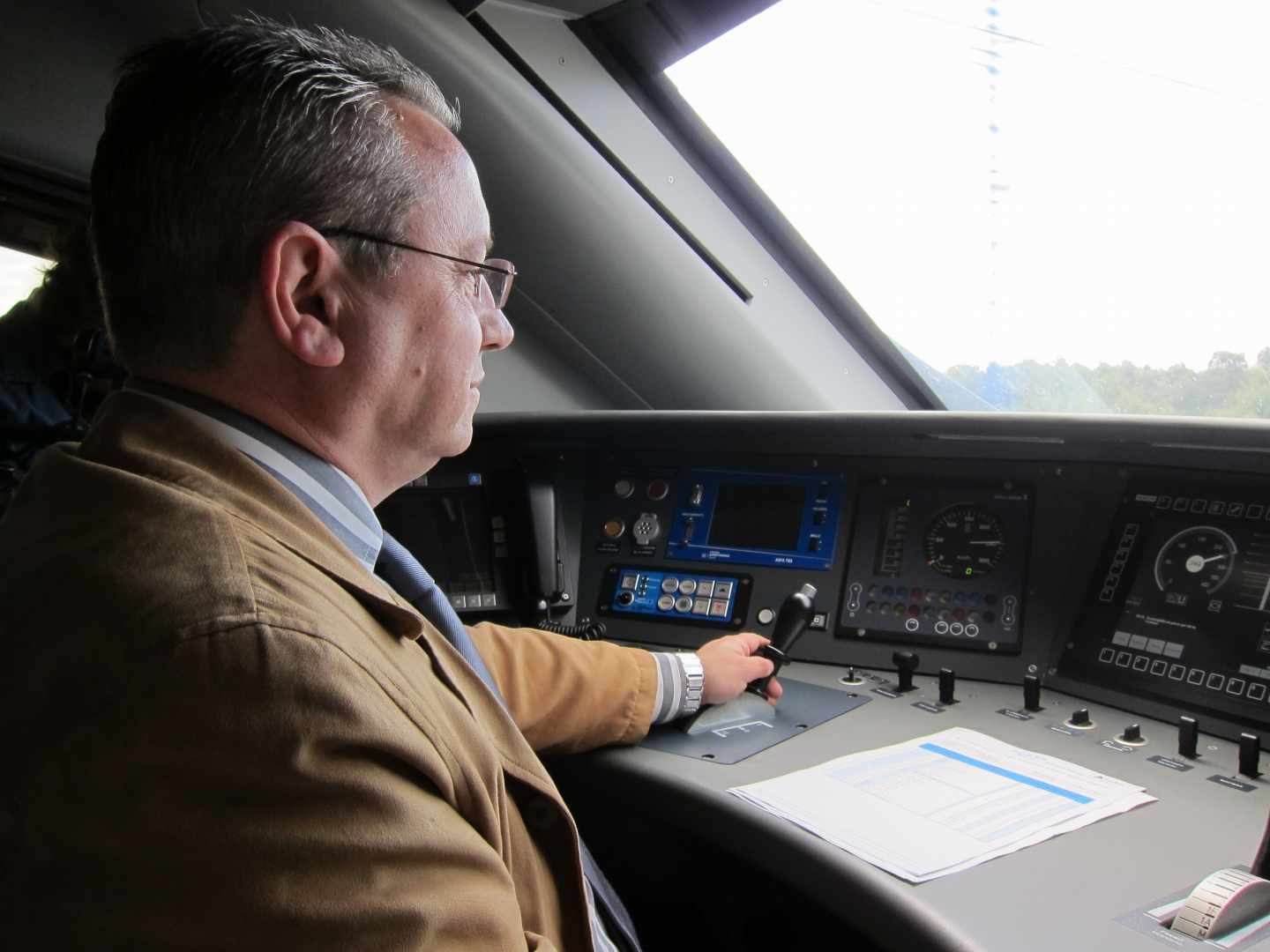 Maquinista Jefe de tren de un Avant 114 de Renfe, fotografiado en 2011.
