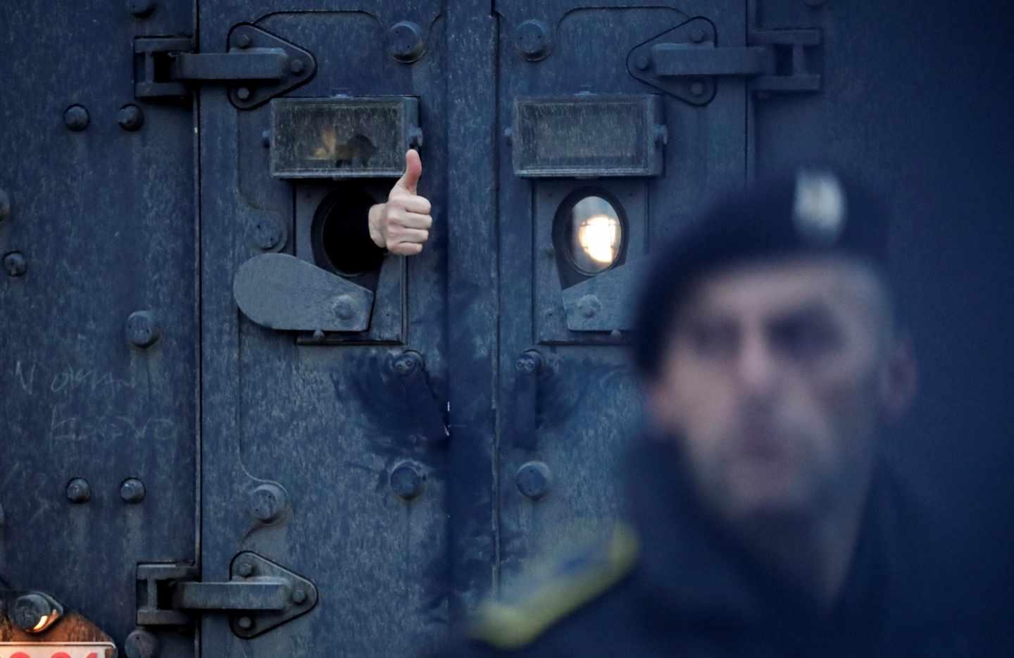 El delegado del gobierno de Serbia para Kosovo, Marko Djuric, gesticula desde el interior del vehículo militar que le trasladaba tras su detención en Mitrovica.