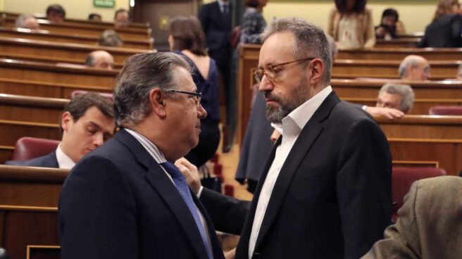 El ministro del Interior, Juan Ignacio Zoido, junto al portavoz de Ciudadanos, Juan Carlos Girauta.