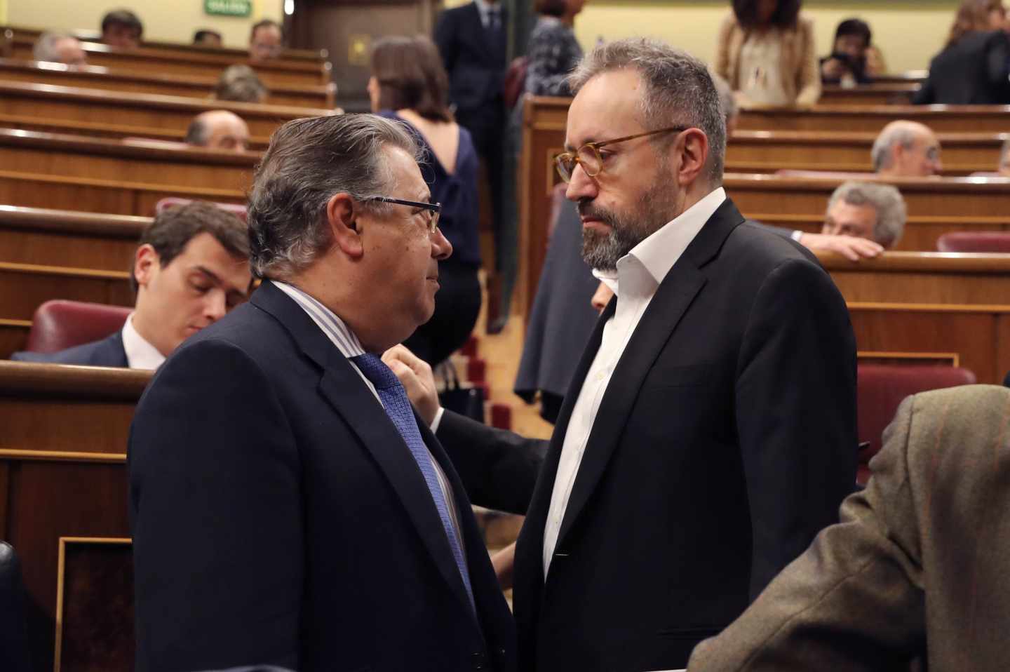 El ministro del Interior, Juan Ignacio Zoido, junto al portavoz de Ciudadanos, Juan Carlos Girauta.