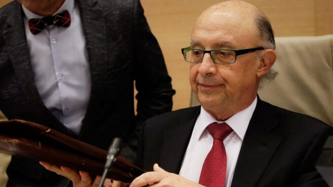 montoro-35-horas-funcionarios El ministro de Hacienda, Cristóbal Montoro, podría abrir la mano a recuperar jornadas de 35 horas en la Administración.