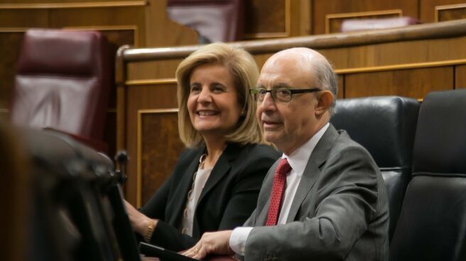 El ministro de Hacienda, Cristóbal Montoro, y la ministra de Empleo, Fátima Báñez, en el Congreso de los Diputados.