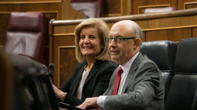 montoro-bañez-pensiones-irpf El ministro de Hacienda, Cristóbal Montoro, y la ministra de Empleo, Fátima Báñez, en el Congreso de los Diputados.