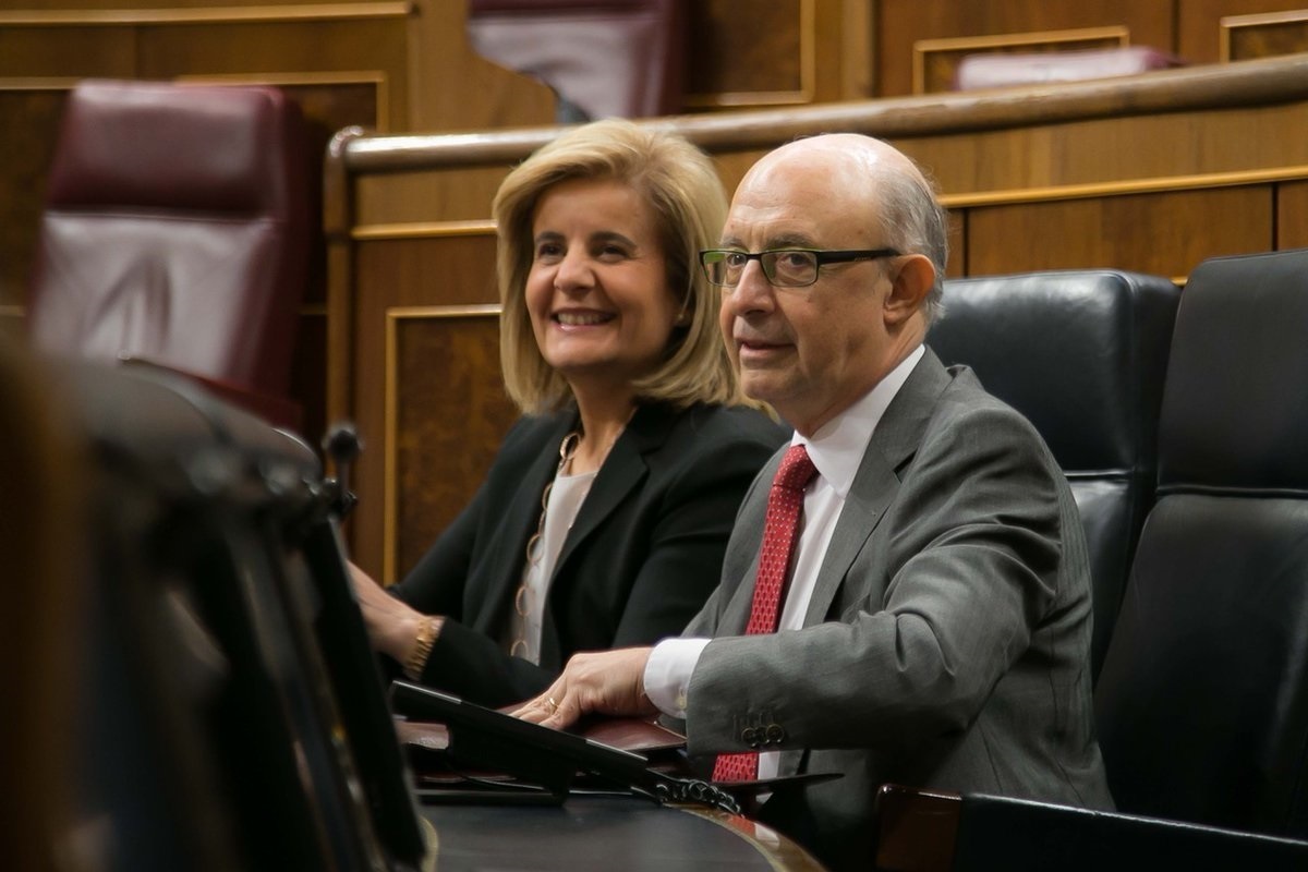 El ministro de Hacienda, Cristóbal Montoro, y la ministra de Empleo, Fátima Báñez, en el Congreso de los Diputados.